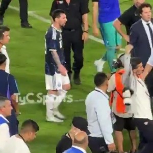 MK体育官网-上场曾被毛里塔尼亚包围！今日梅西被安保围住保护，梅西有些不满