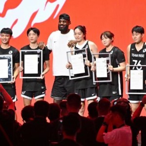 詹姆斯中国行成都站图集：赵睿&amp;amp;李梦等球星出席活动 老詹美美拍照